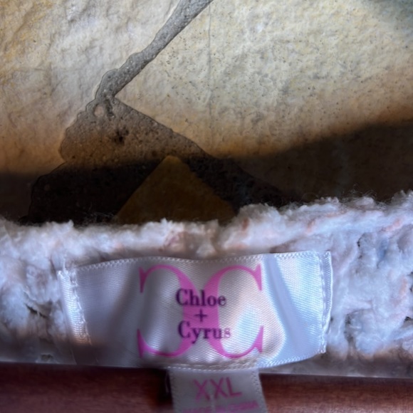 Chloe & Cyrus Tania V-Neck Sweater 🫶 - Picture 3 of 7